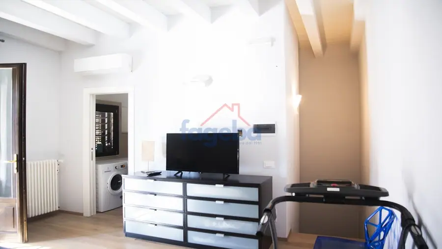 Appartamento ristrutturato con terrazza privata — foto 26