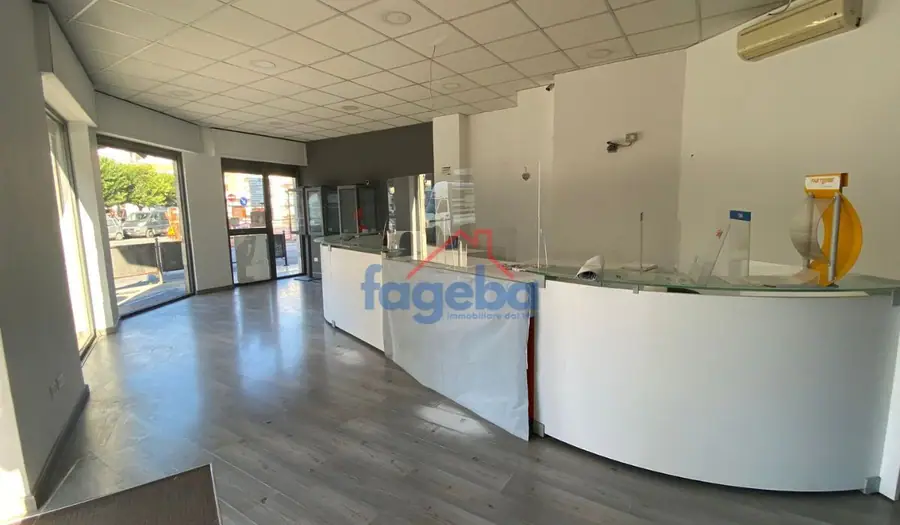 Locale commerciale angolare — foto 9