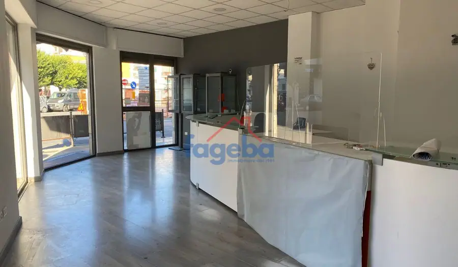 Locale commerciale angolare — foto 6