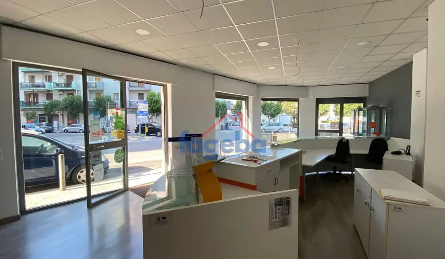 Locale commerciale angolare — foto 10