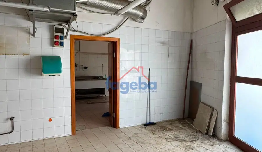 Locale con canna fumaria zona porto — foto 16